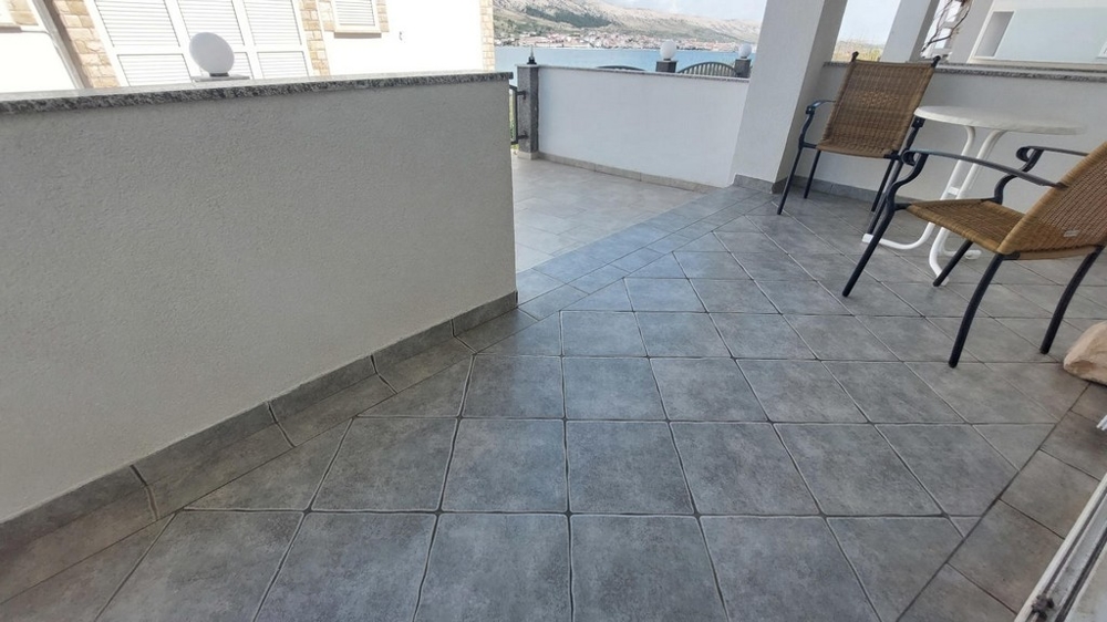 Taras mieszkania na parterze A3640 w miejscowości Pag w Chorwacji.