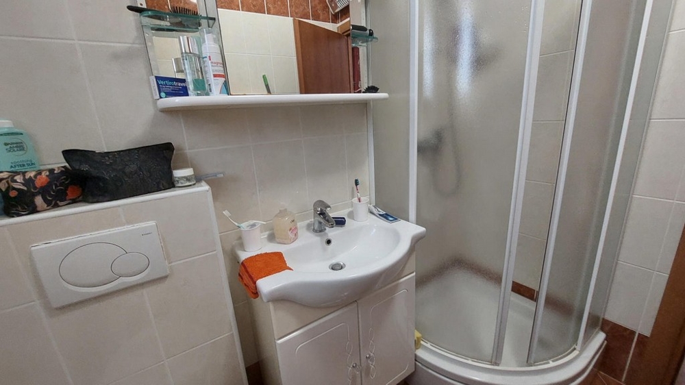 Łazienka z prysznicem i toaletką