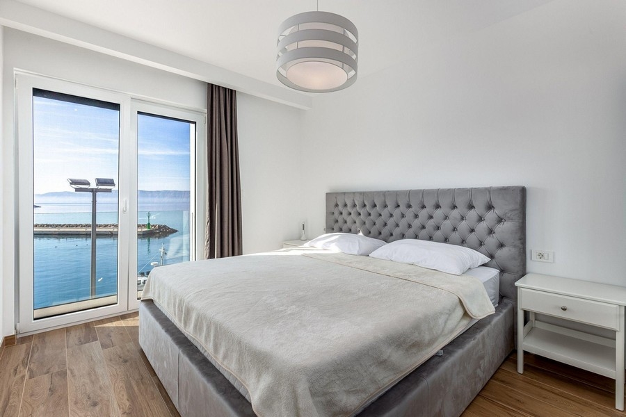 Sypialnia z widokiem na port