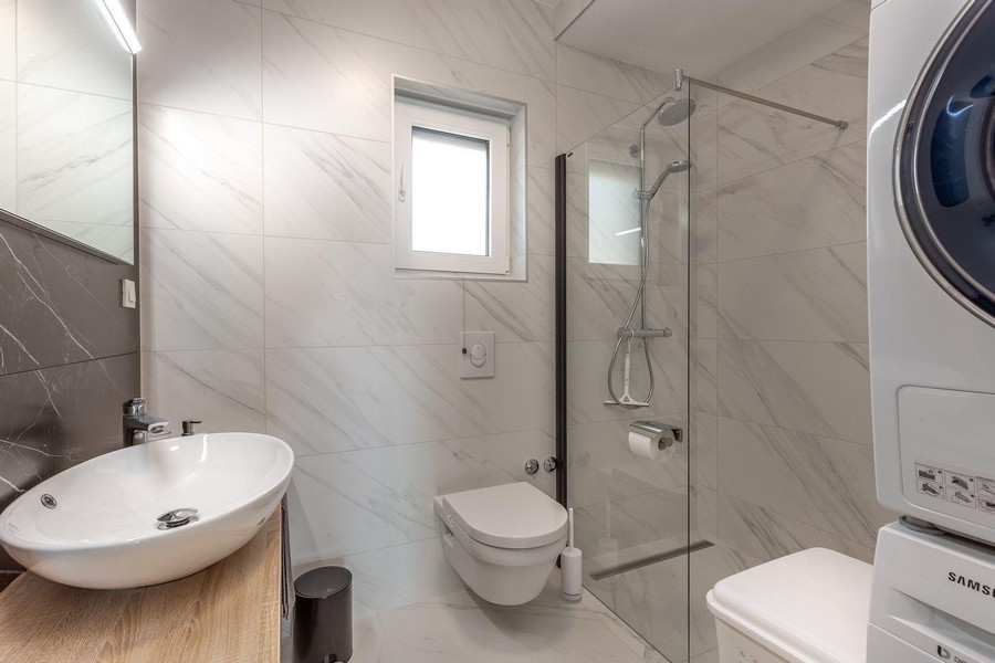 Łazienka z prysznicem i pralką