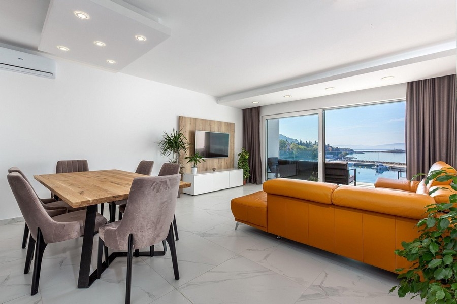 Część dzienna z widokiem na morze i skórzaną sofą