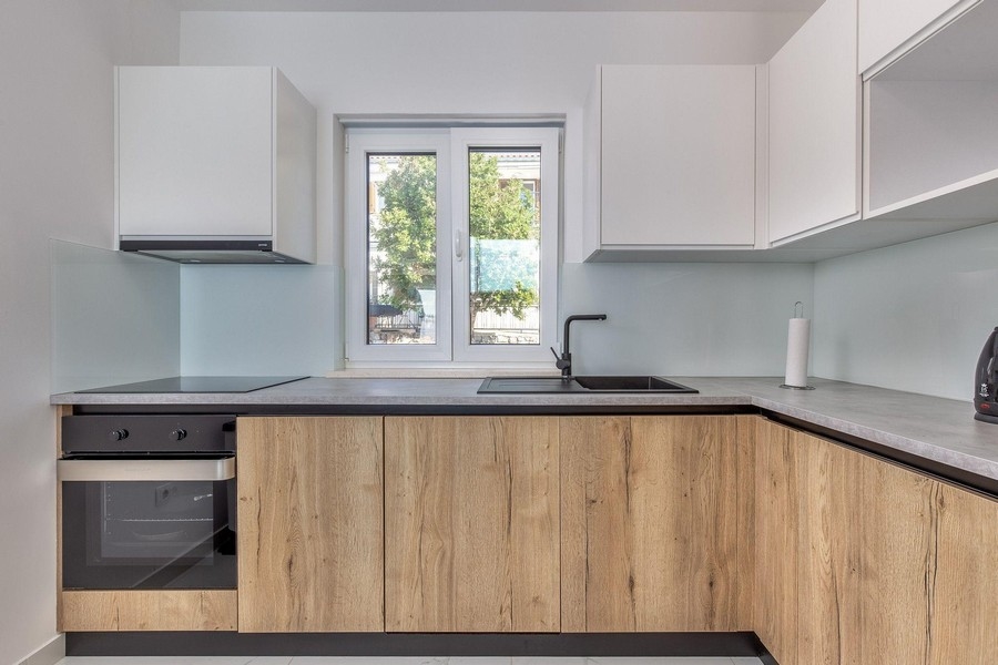 Nowoczesna kuchnia w zabudowie o wyglądzie drewna