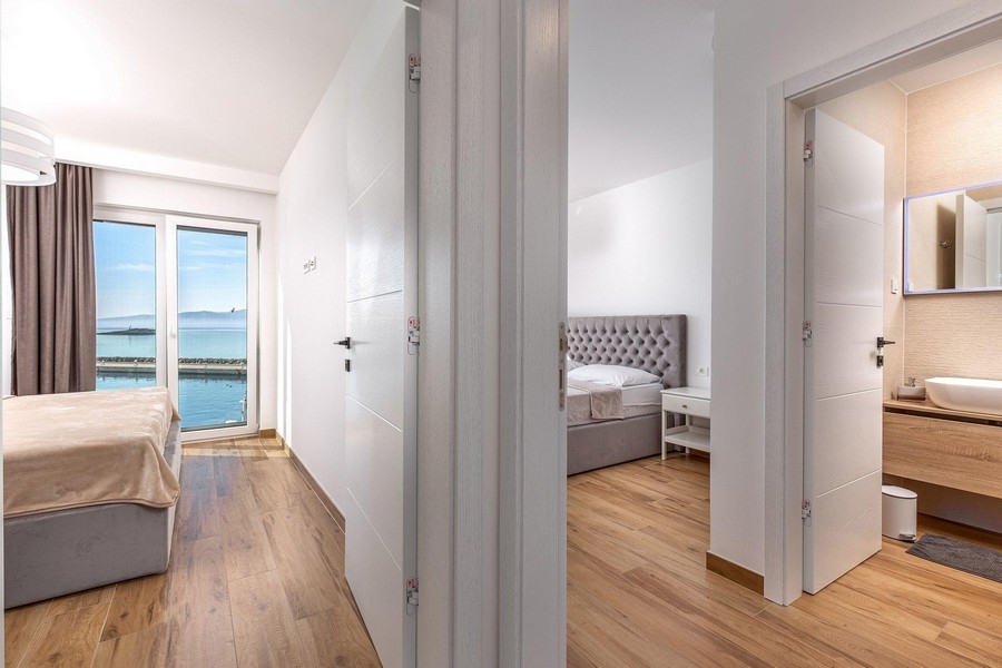 Przedpokój z dostępem do sypialni i łazienki