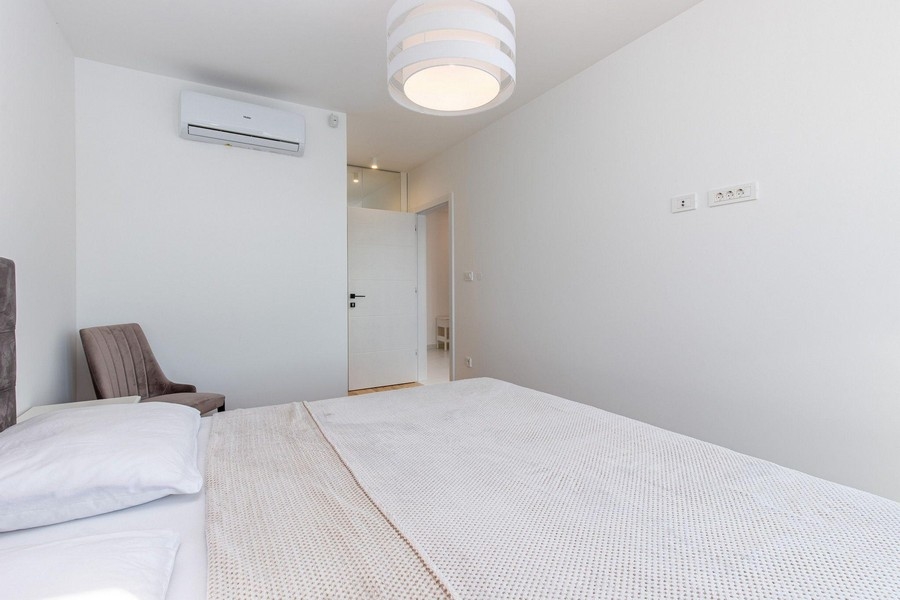 Sypialnia z klimatyzacją i fotelem
