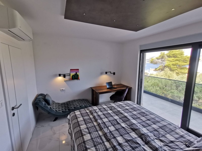 Sypialnia z miejscem do pracy i widokiem na morze