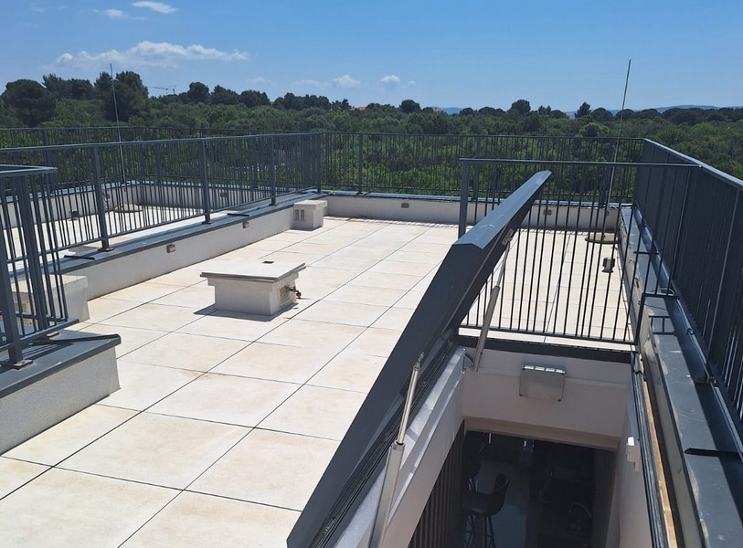Dostęp do tarasu na dachu nieruchomości A3644 w Chorwacji.