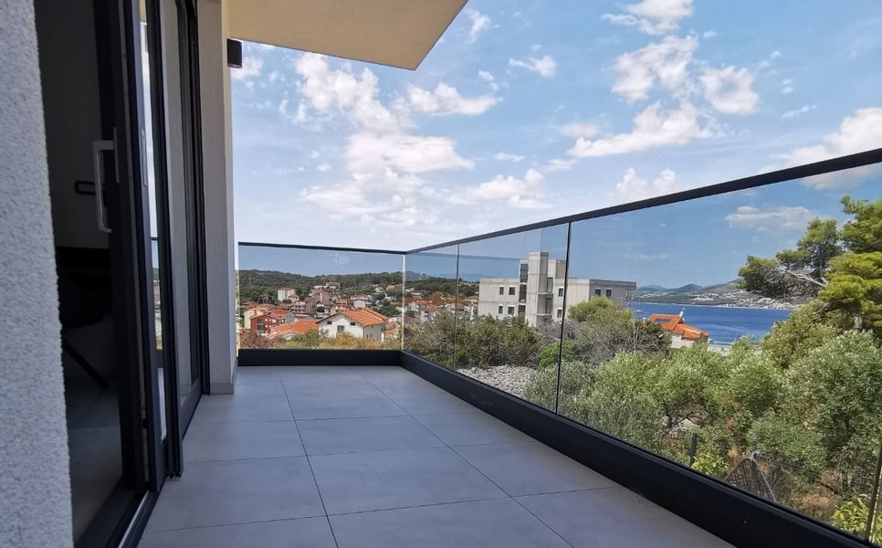 Taras z widokiem na morze i szklanymi balustradami