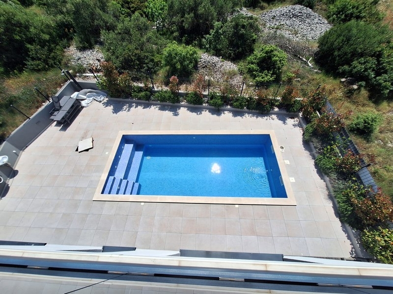 Wspólny basen z tarasem słonecznym