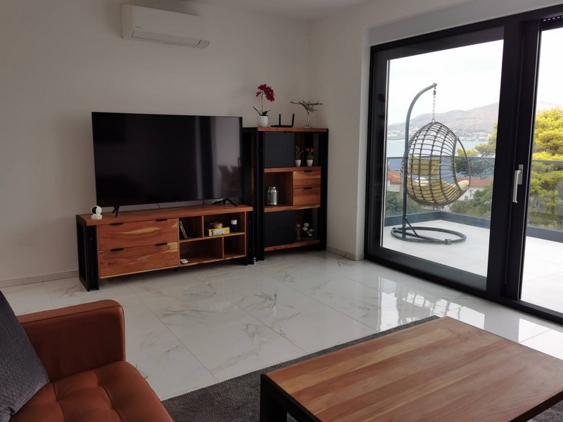 Pokój dzienny z TV i widokiem na morze