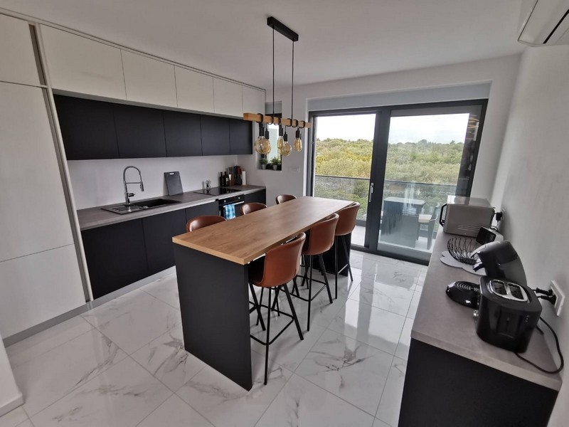 Nowoczesna kuchnia z wyspą kuchenną