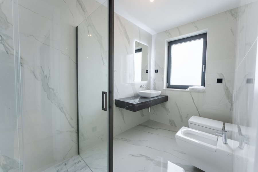 Łazienka z prysznicem i płytkami marmurowymi