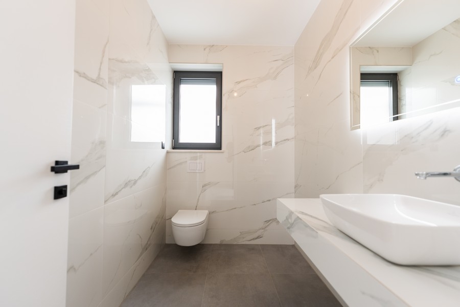 Nowoczesna toaleta dla gości z oknem