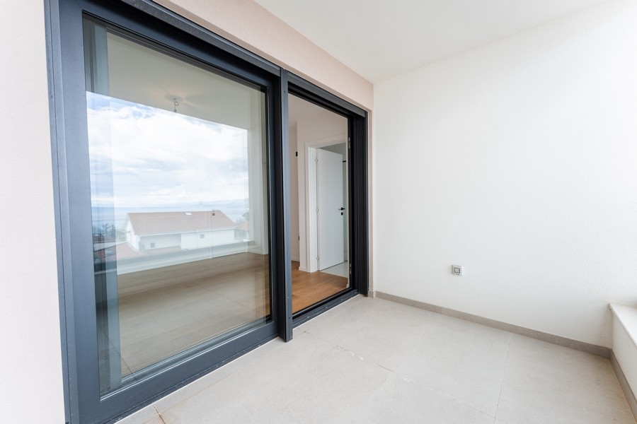 Częściowo zadaszony taras z widokiem na morze