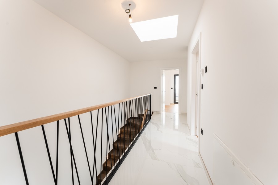 Galeria ze szklanym dachem i schodami