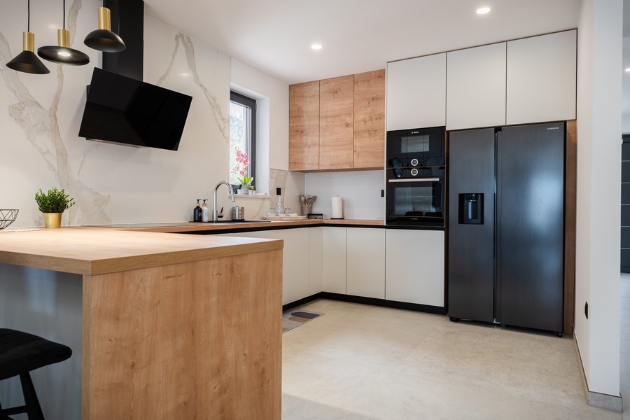 Nowoczesna kuchnia w zabudowie o wyglądzie drewna