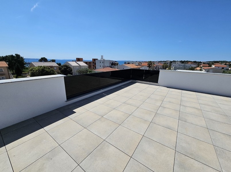 Taras na dachu z widokiem na morze nieruchomości A3647 w Chorwacji.