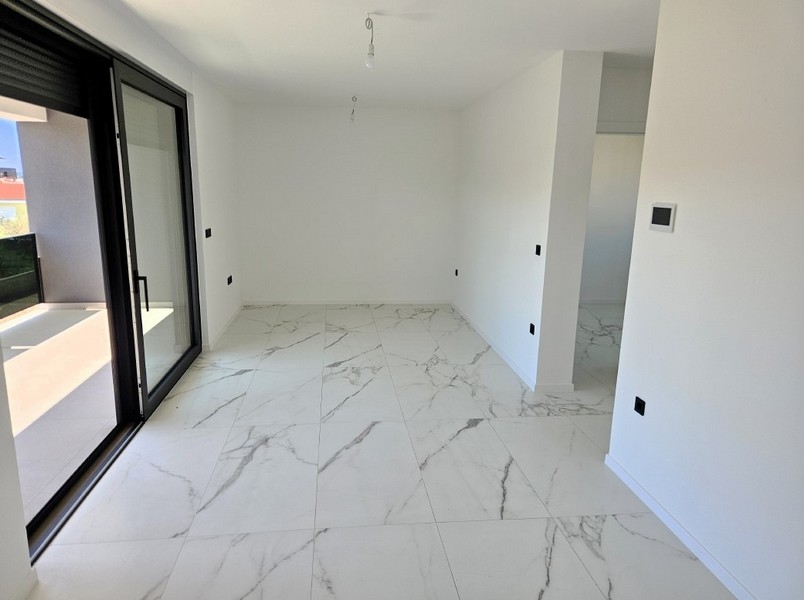 Sypialnia z oknem i klimatyzacją