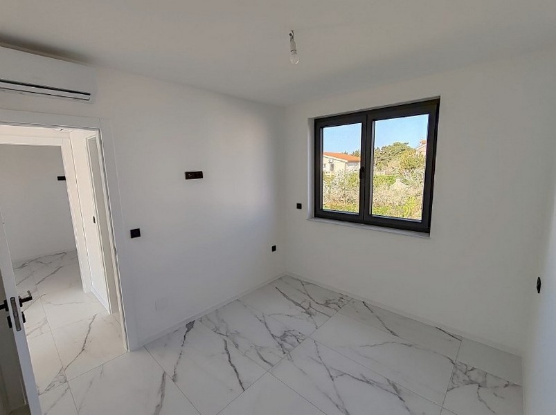 Nowoczesna łazienka z prysznicem i oknem