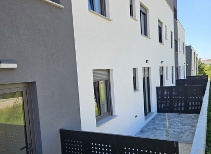 Wygląd zewnętrzny zespołu mieszkalnego z tarasem