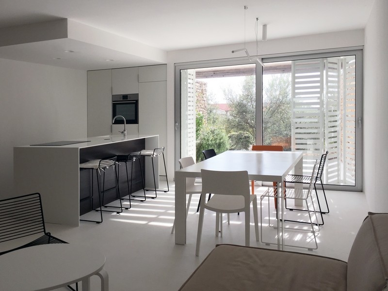 Nowoczesna część dzienna nieruchomości A3649 na wyspie Krk.