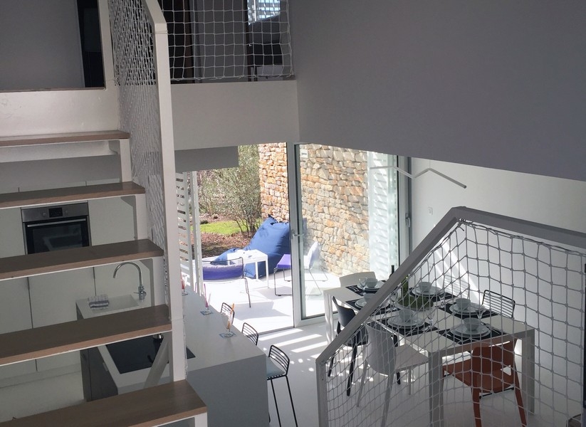 Widok z galerii na część dzienną i zewnętrzną