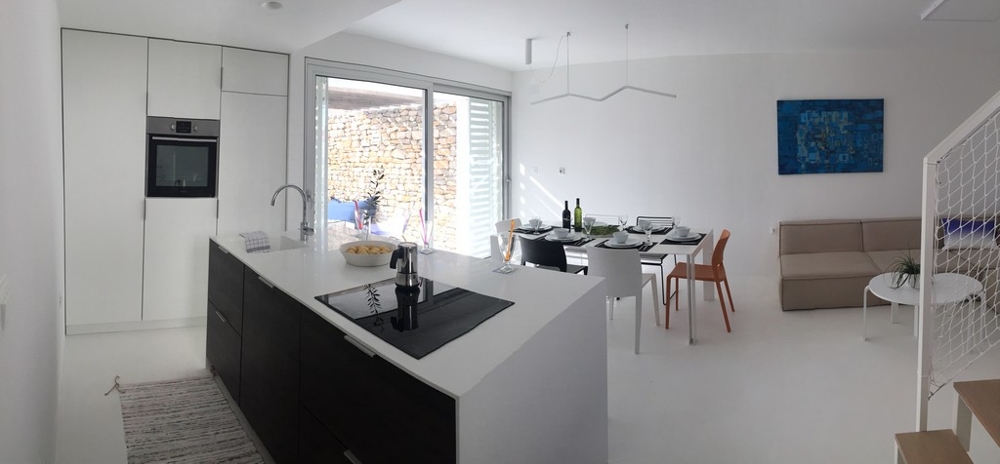 Nowoczesna kuchnia z jadalnią i wyjściem na taras