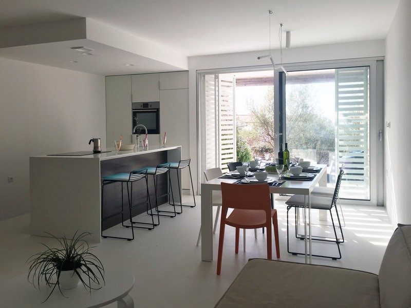 Jasna kuchnia z barem i jadalnią przy oknie