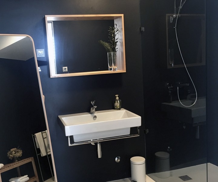 Nowoczesna łazienka z czarną ścianą i prysznicem