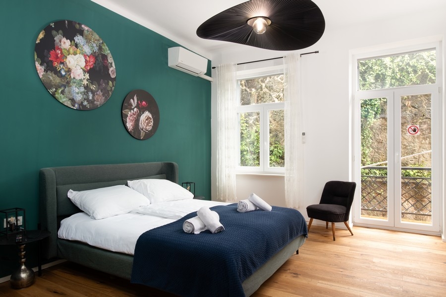 Duża sypialnia z podwójnym łóżkiem i balkonem