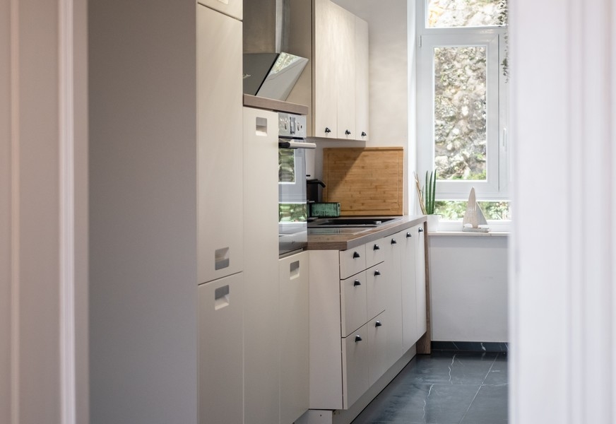 Aneks kuchenny z widokiem na okno