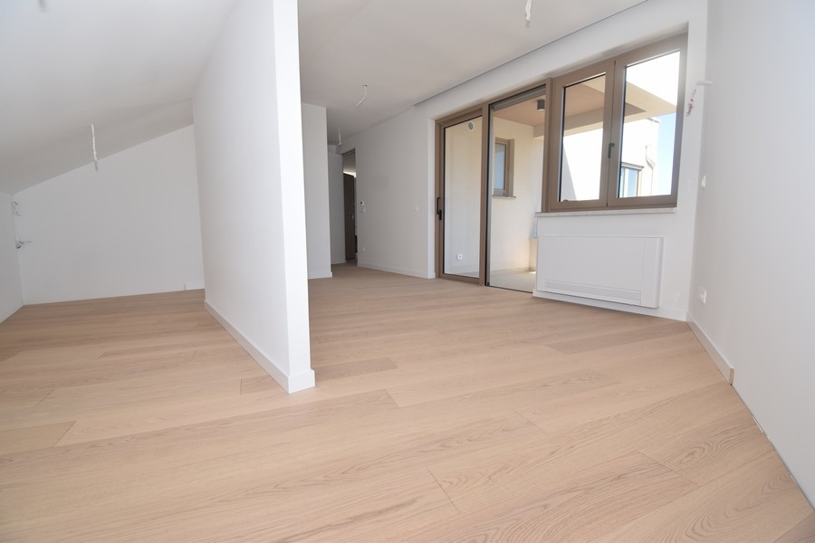 Pokój na poddaszu z wyjściem na balkon