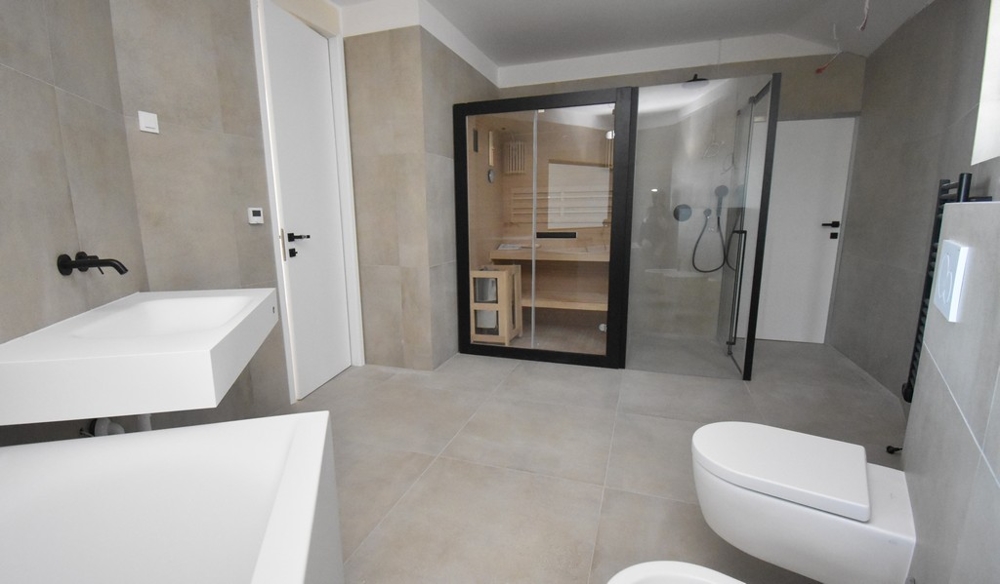Nowoczesna łazienka z sauną i prysznicem