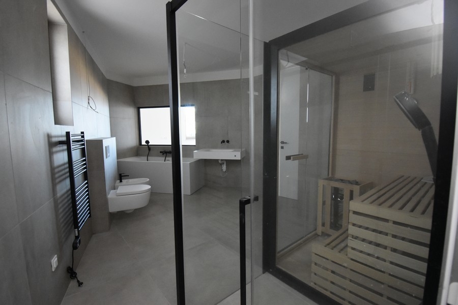 W łazience sauna i prysznic na poziomie podłogi