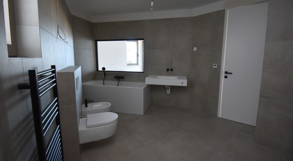 Przestronna łazienka z wanną i toaletą