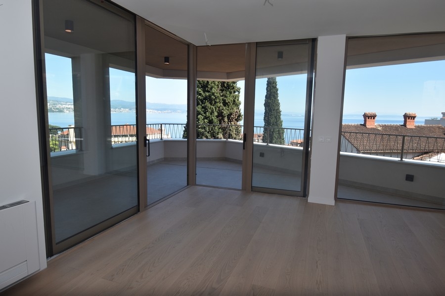 Widok na wnętrze z widokiem na morze przez duże okno z przodu