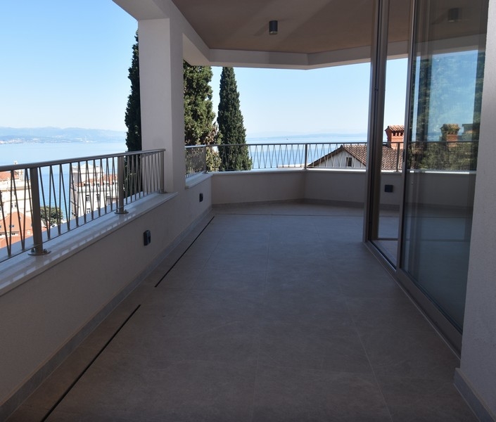 Taras z widokiem na morze i nowoczesnym parapetem