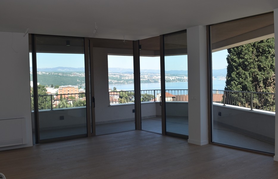 Część dzienna z widokiem na taras i morze