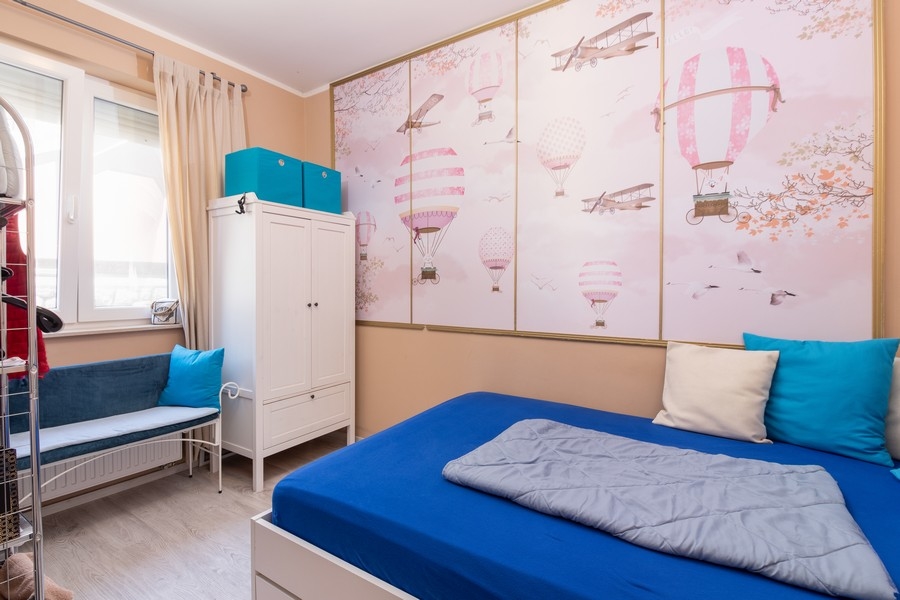 Pokój dziecięcy z motywem ściany z balonem na ogrzane powietrze