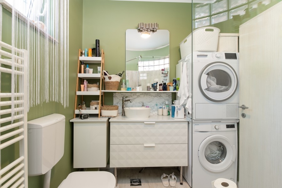 Łazienka z pralką i suszarką