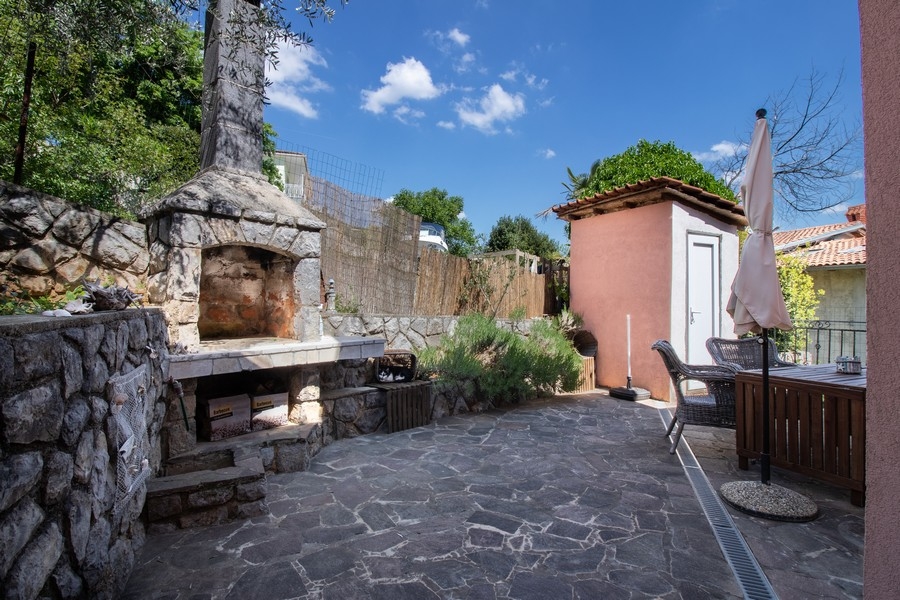 Kamienny taras z murowanym grillem