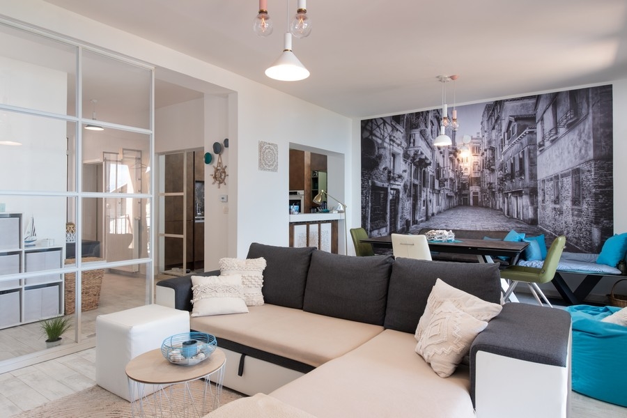 Część dzienna z muralem i jadalnią