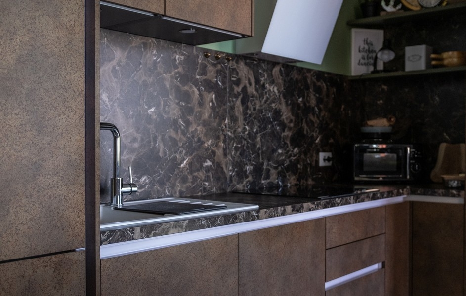 Nowocześnie wyposażona kuchnia o wyglądzie marmuru