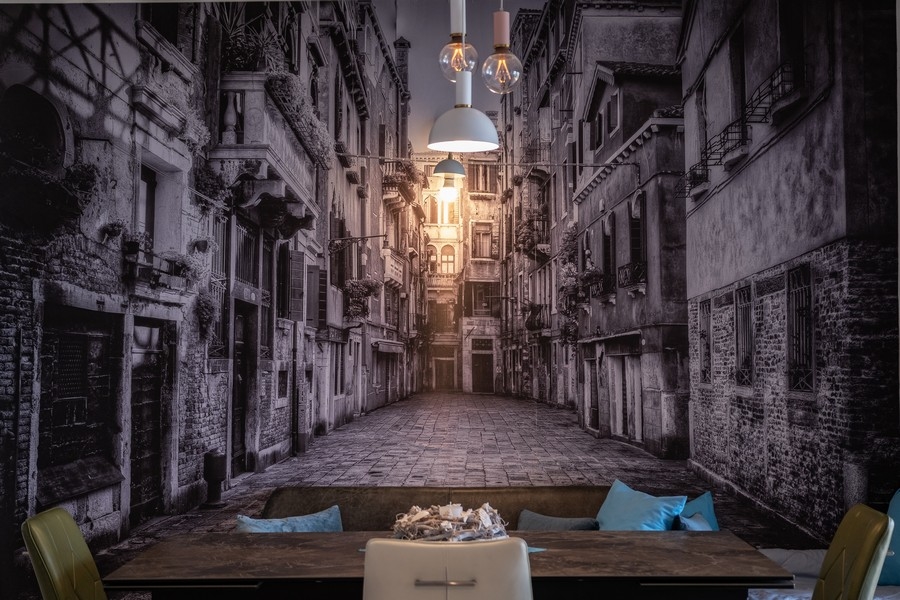 Jadalnia z dużym muralem