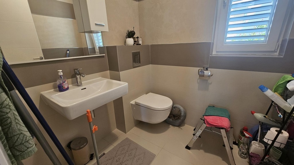 Toaleta dla gości z oknem