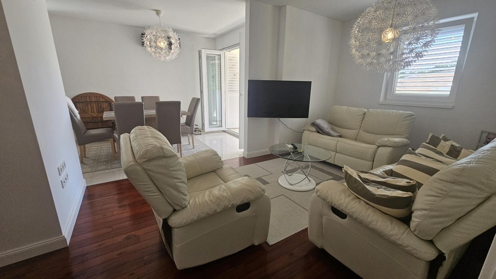 Część dzienna ze skórzaną sofą i telewizorem