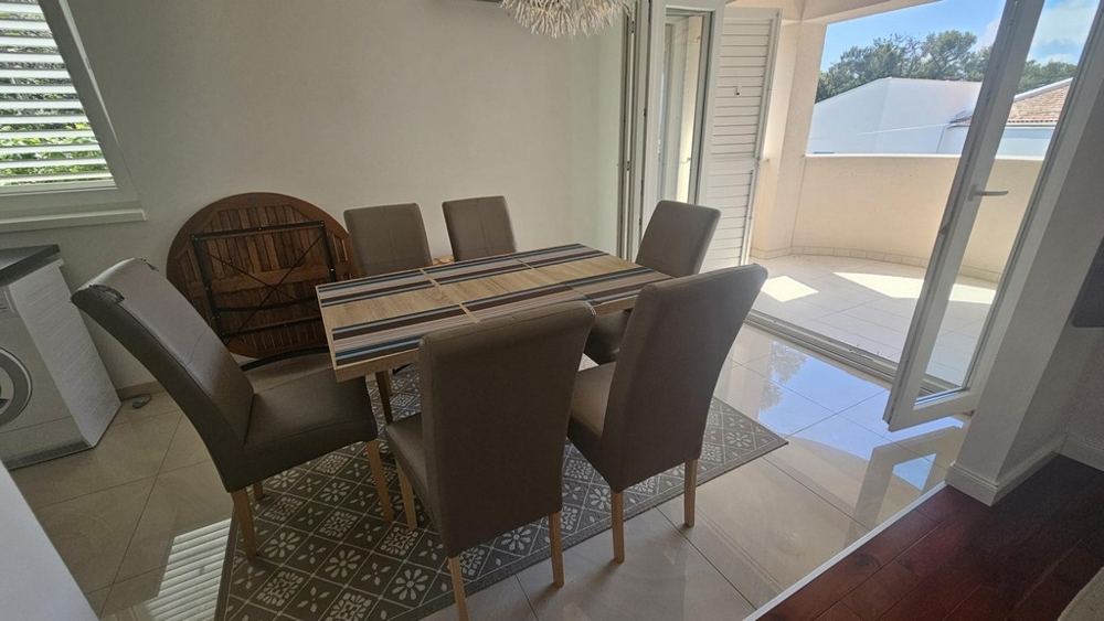 Część jadalna z wyjściem na balkon