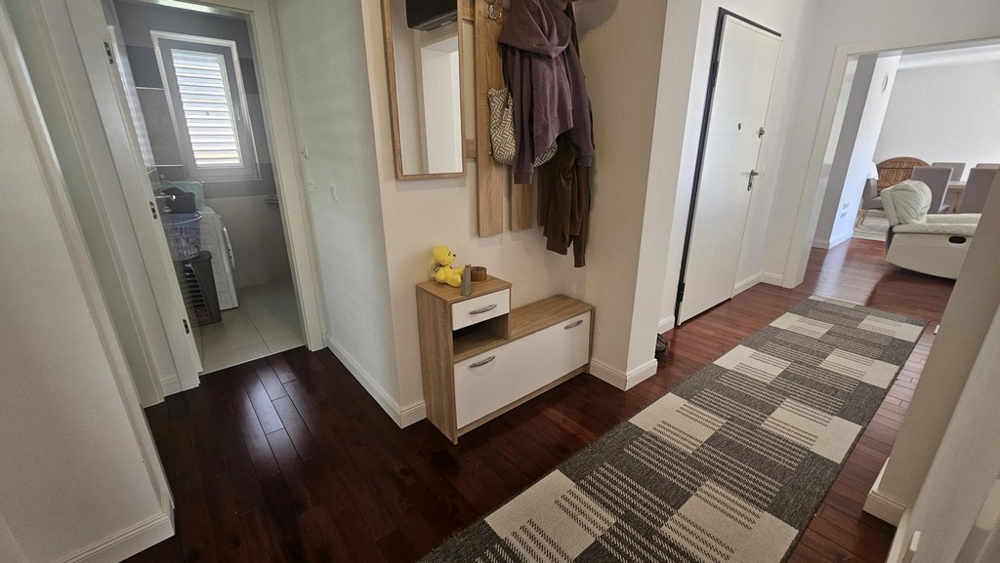 Przedpokój z widokiem na łazienkę i salon