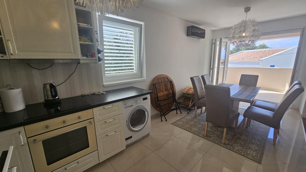 Kuchnia i jadalnia z wyjściem na balkon