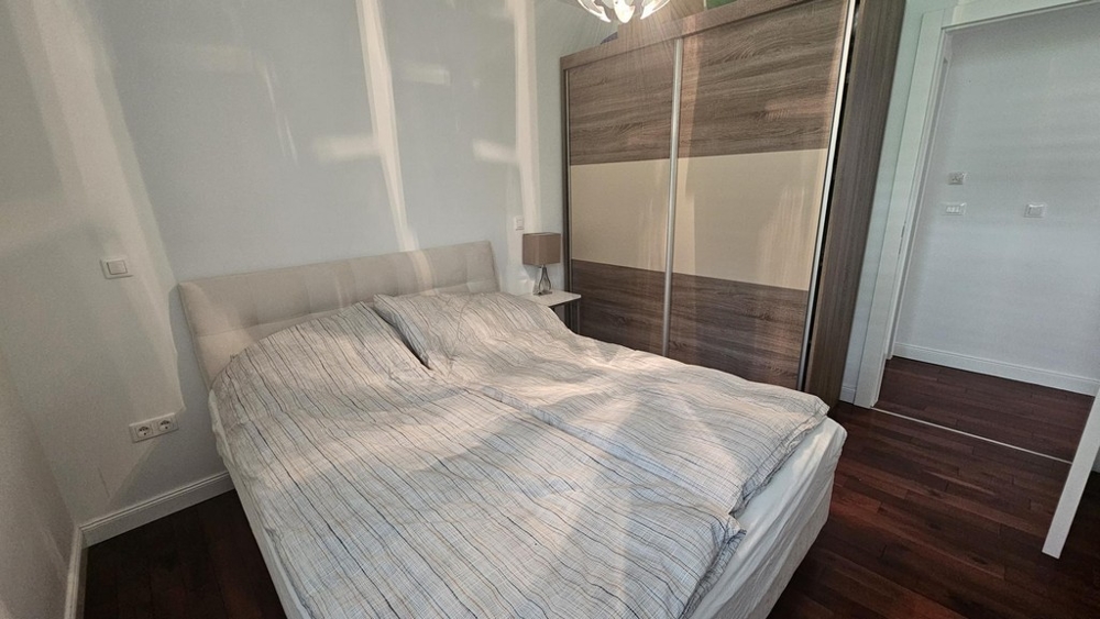 Sypialnia z dużą szafą