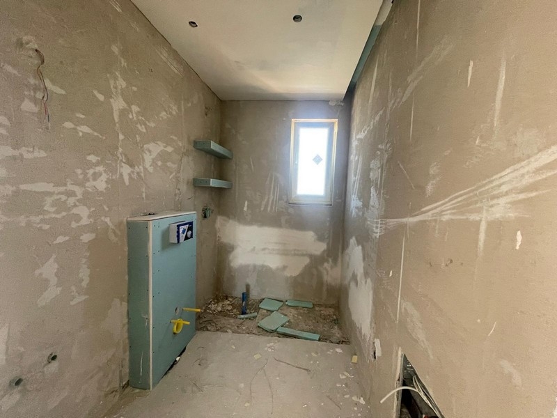 Łazienka w stanie deweloperskim z oknem